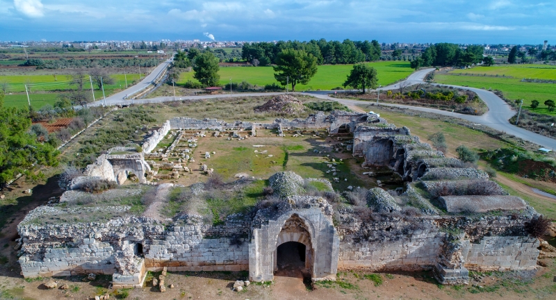 Antalya Valisi Mnir Karalolu, AA muhabirine, Antalya'nn turizmde byyerek yoluna devam ettiini syledi.  Her geen yl, bir nceki yln rekorunun krldn, bunun tesadf olmadn belirten Karalolu, kentlerin gemiten gelen izleri tadn, bu izlerin gelecei tayin ettiini bildirdi.