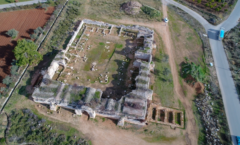 Mersin ile Antalya'nn corafi, iklimi, denizi, gnei, kumu, sahili gibi koullarn hemen hemen ayn olduunu ancak turizmin Mersin'de deil, Antalya'da daha hzl gelitiini vurgulayan Karalolu, nk kentin DNA'snda turizmle ilgili zellikler bulunduunu, bu zelliklerin zerine turizm kltrn ina etmenin daha kolay olduunu dile getirdi.