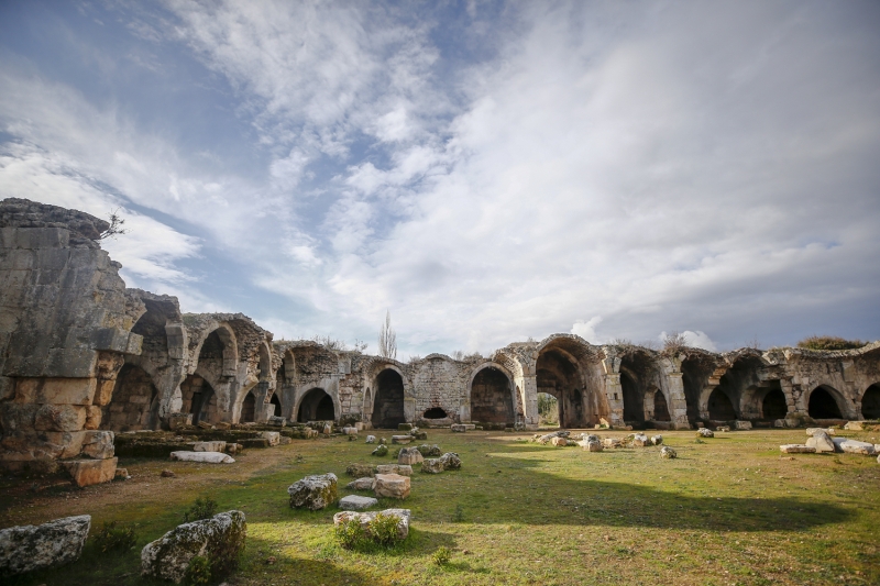 Alanya ilesinin akallar Mahallesi'nde bulunan Alarahan, Seluklular dneminde kente kazandrlm bir yap. Ta kapsnda 6 satrlk kitabe bulunan han, Anadolu Seluklu Kervansaraylar arasnda nemli bir yere sahip. Moloz tala rlm dou cephesi dnda dier  cephesi dzgn kesme tala rlm olan han, 1998'de restore edilerek 'restore et-ilet-devret' modeliyle 49 yllna kiraland ancak geen yl han boaltld.  
