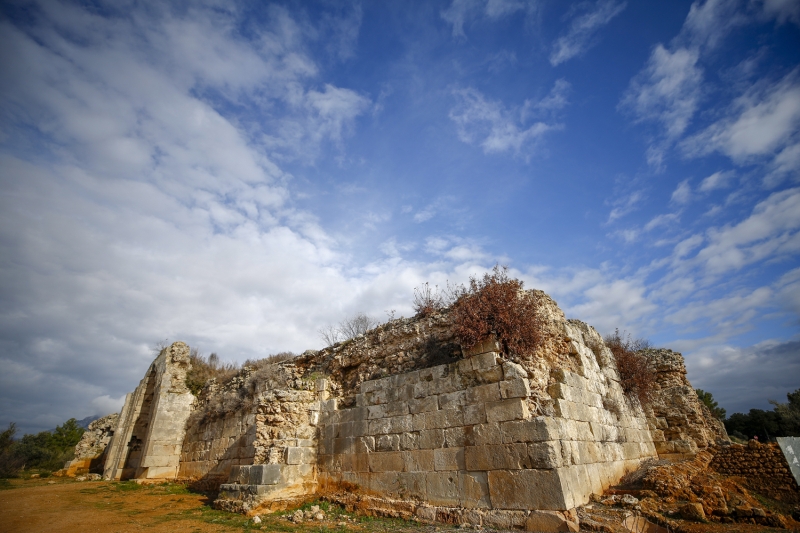 Bucak'ta bir de ncirhan bulunduuna deinen Karalolu, 'Bunlar Antalya ile irtibatl, o gnk ticaret yollar zerinde. O gn hanlar yle konumlandryor Seluklu, bir kervann yolda hayvanyla beraber alaca mesafe aralklarndan han yapyor. Ka saat yryebilir, ka saat sonra dinlenmesi gerekiyorsa o mesafede hanlarn koyuyor. Bir handan kp, bir gn yrdkten sonra ikinci bir handa dinlenebilmesi lazm.' diye konutu.
