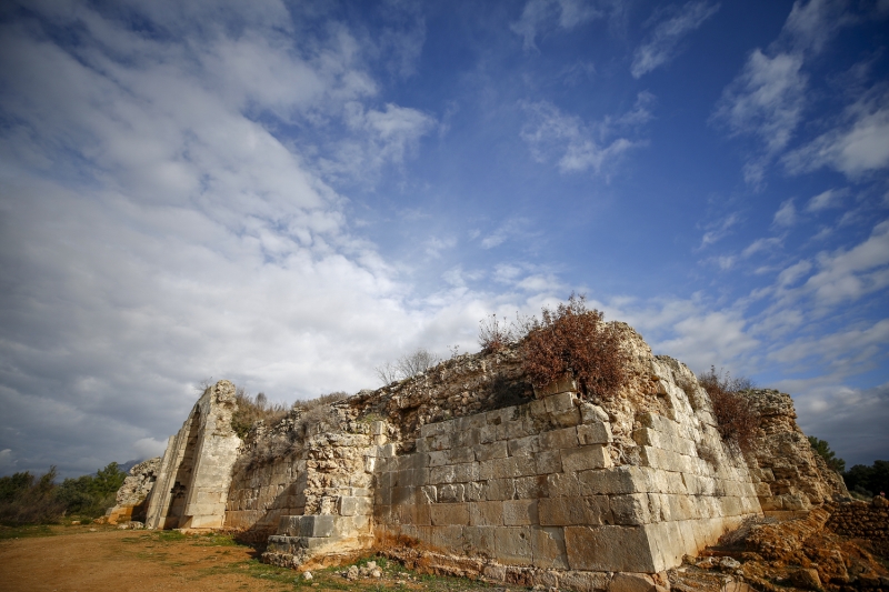 Demealt ilesinde bulunan ve Anadolu Seluklu dneminde antik Lageon ehrinin kalntlar zerine ina edilen Evdirhan, o dnemin hanlar arasnda farkl bir plan emasna sahip.  Kitabesine gre, Sultan zzettin Keykavus tarafndan yaptrlan han, ziyaretileri cezbediyor. Handa ksa sre iinde restorasyon almalarna balanmas bekleniyor.