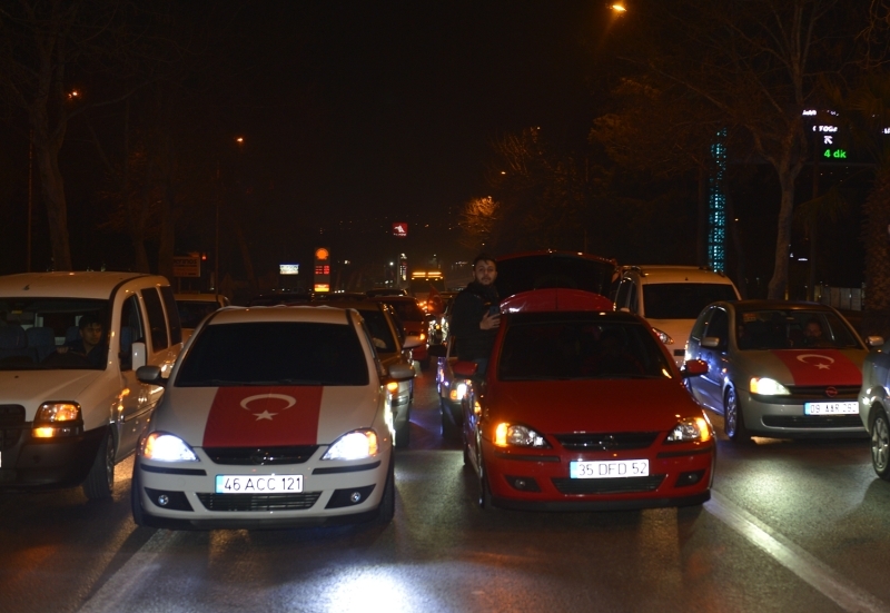 Sokaklarda, ellerindeki T�rk bayraklar�yla 'En b�y�k asker, bizim asker', '�ehitler �lmez, vatan b�l�nmez' ve 'Her T�rk asker do�ar' sloganlar� atan vatanda�lar�n sesleri y�kseldi. 