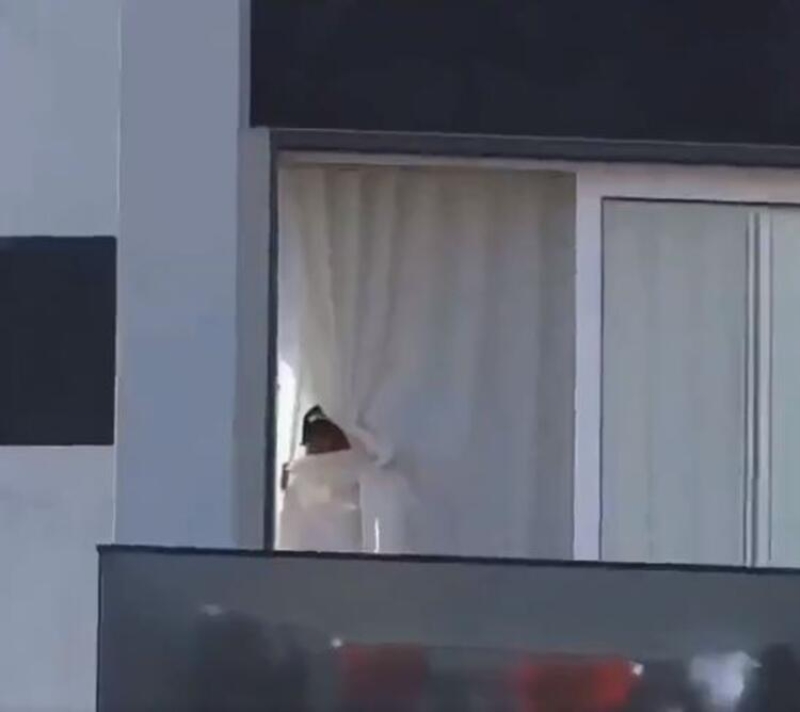 <p><b>TALYA'YA DNMEYECEN BLDRMT </b></p><p>Juventus'tan takm arkada Daniele Rugani'nin koronavirs testinin pozitif kmas sonras talya'ya dnmeyeceini kulbne bildiren Ronaldo, ailesiyle birlikte izole bir yaam srmeye balad.</p>