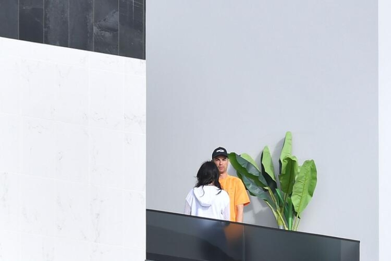 <p>Memleketi Madeira'da okyanus manzaral evinde d dnyayla olabildiinde az temasl bir ekilde yaayan Ronaldo, sosyal medyadan yapt aklamayla btn dnyay bu salgna kar uyarmay da ihmal etmedi.</p>