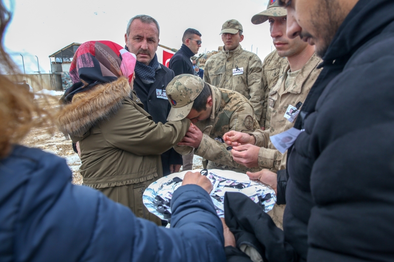 <p>İl Jandarma Komutanı Tuğgeneral Yüksel Yiğit'ten olayla ilgili bilgi alan aileler, ardından çocuklarının görev yaptığı İlçe Jandarma Komutanlığı ile Yukarı Narlıca, Kayaboğazı karakollarını ziyaret etti.</p>