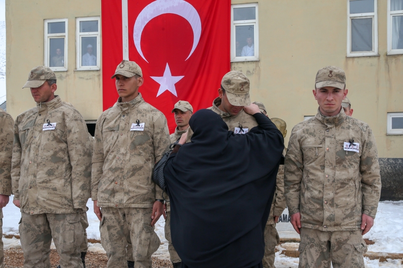 <p>Çocuklarının kaldığı odaları gezen, Türk bayrağıyla örtülü yataklarını gören aileler, karakolların bahçesine fidan dikti.</p>