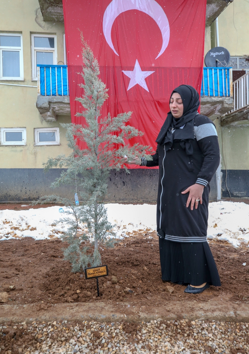 <p>Kur'an-ı Kerim tilavetinin ardından şehitler için dua eden aileler, evlatlarının silah arkadaşlarıyla bir araya geldi, sohbet etti.</p>