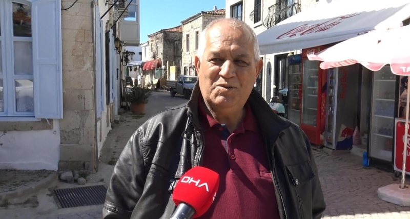 <p>'Gelenlerin ne getirdiği belli değil. Şuanda kim hastalık getirdi, kontrollerini yaptırdı mı bilmiyoruz. Şu anda kahvehaneler kapalı. Yerli halkın gidecek yeri yok ancak önlem alınması gerekiyorsa tabii ki buralar kapanacak. Belki önümüzdeki günlerde daha sıkı önlemler alınır. Söylentilere göre açık havada, güneşli havada virüs daha geç bulaşıyormuş. Bu konuda kimsenin bir bilgisi yok. Biz de hiçbir yere çıkmıyoruz, dikkat ediyoruz' diye konuştu.</p><p>Bir diğer sakin Hediye Alan da, 'Burada bazı vatandaşlar yaz sezonunu erken açtı. Şu anda kafeler kapandığı için sokaklar bomboş. Açık hava ve güneş olduğu için burada rahatım. Pek zarar vereceğini düşünmüyorum. Bakanlık tarafından yayınlanan bütün önlemleri alıyorum. Temizliğe önem veren biriyim ve ellerimi sık sık yıkayarak kimseye dokunmuyorum. Şu an burada insanlar evinden çıkmıyor' dedi.</p>
