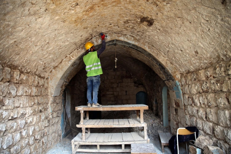 <p>3 katl 36 odal tarihi konan sva, boya, kap, pene doramalarnn tadilat, gereken yerlerin yenilenmesi, mekanlarn elektrik ve shhi tesisat aksamlarnn onarlmas, tavan ve zemin demesinin yenilenmesi, at yaltm iin gerekli almalar yaplyor.</p>