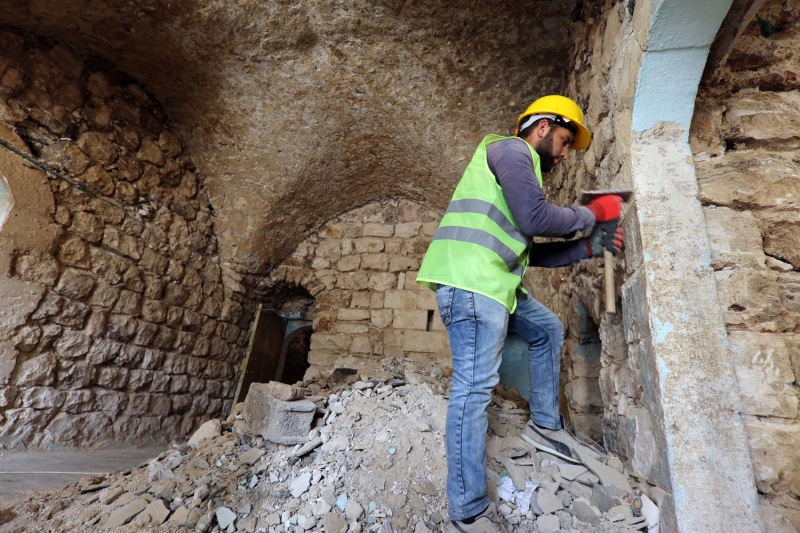 <p>Mardin Valilii ve Bykehir Belediyesi olarak bu almaya destek veriyoruz. almalar devam ediyor ve ksa srede bitirmeyi hedefliyoruz. Savur ilemize gelen misafirlerimizin istifadesine sunmu olacaz.</p>