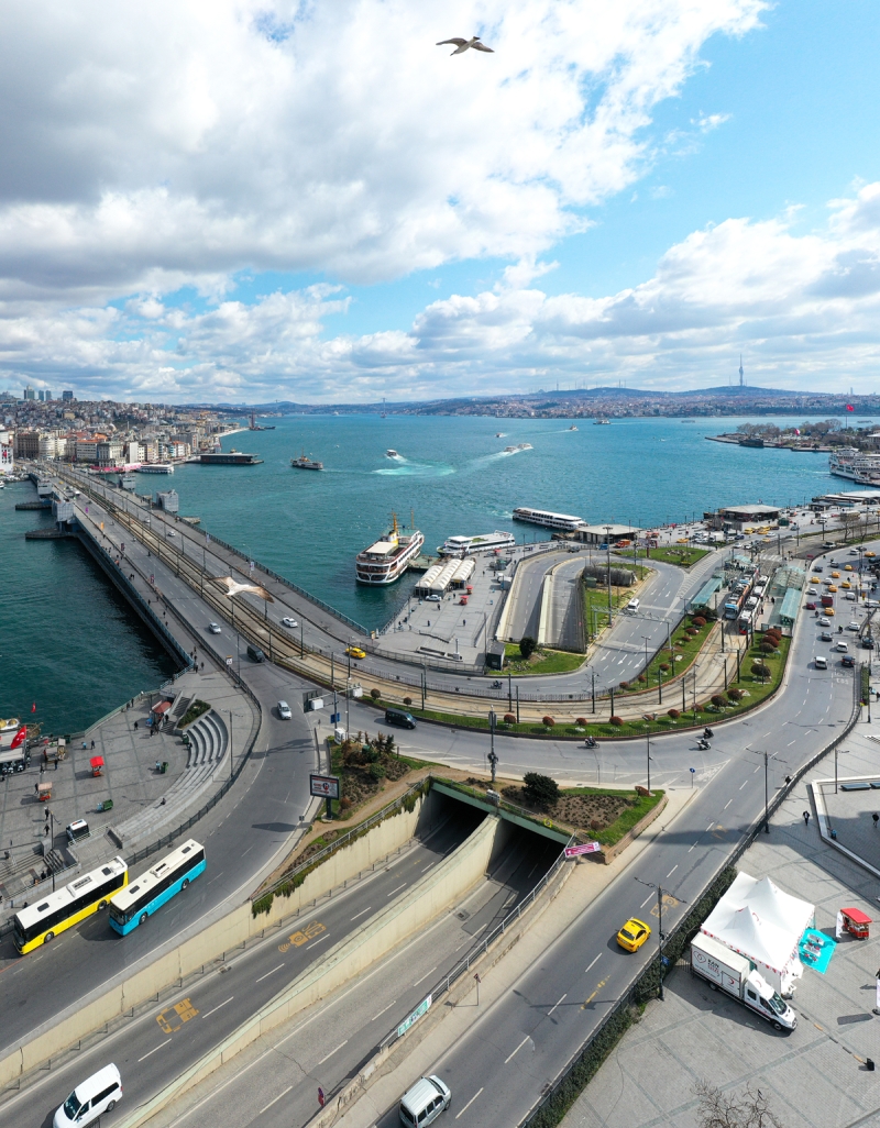 <p>Birok olayn meydanda yaandn belirten akr, 'Burada sel de yaadk 15 Temmuz'u da yaadk, hi byle olmamt. Ben burada hatrlyorum kar yayordu dizimize kadar, mteri bastryordu ama u an hibir ey yok, bombo. Meydanda, saysanz 7-8 kii yoktur. Normalde u meydanda insan eksiz olmazd, ilk defa byle bir ey yayoruz.' dedi</p>