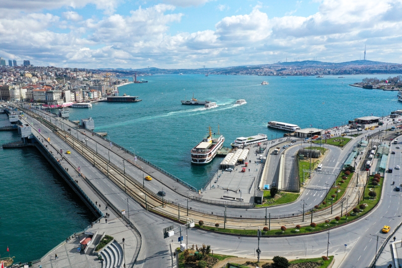 <p>Meydanda kuruyemi dkkan bulunan Osman akr, 11 yldr ayn yerde altn ve Eminn Meydan'n hi sakin grmediini syledi.</p>