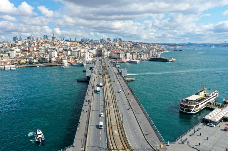 <p>Vapur, otobs, tramvay gibi ulam gzergah olmasna ramen meydann bo kald gzlendi.</p>