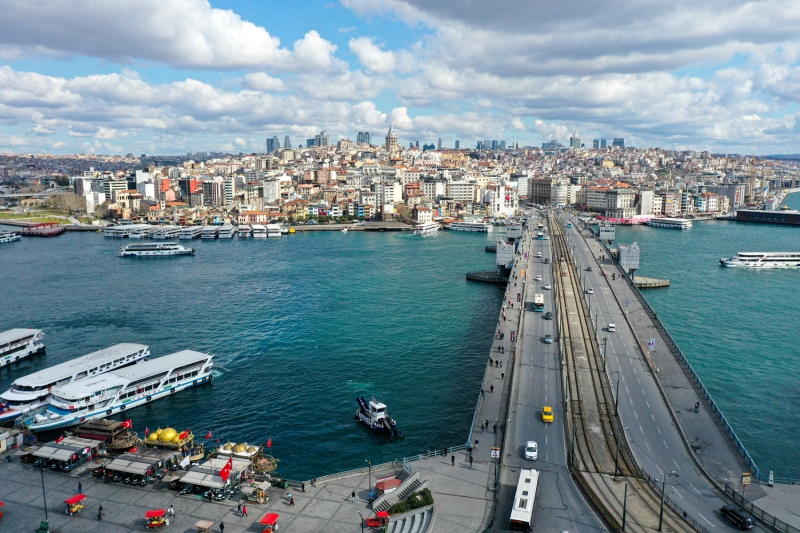 <p> stanbul'a gelen yerli ve yabanc turistlerin ilk urak yeri olan Eminn Meydan, bugnlerde alagelmi kalabalndan yoksun bir grnt sunuyor</p>