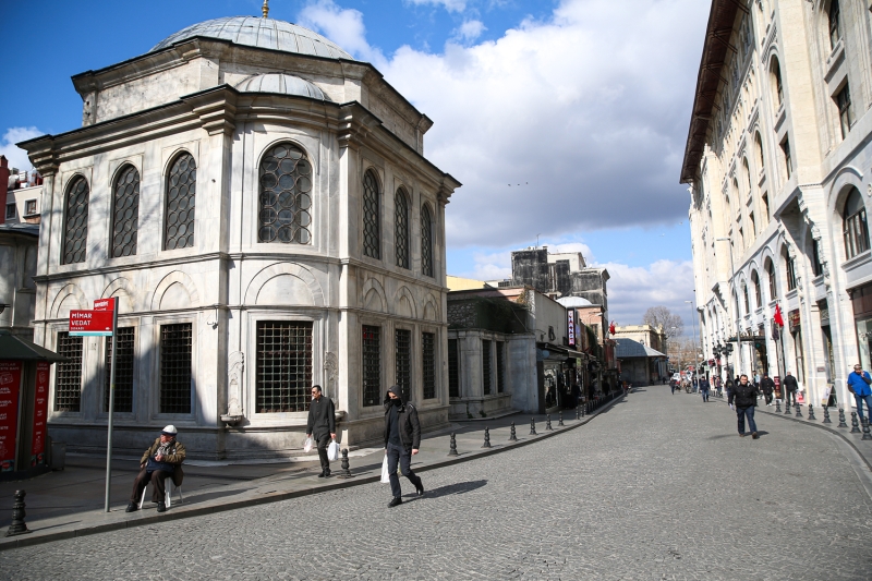 <p>Turizm ii yapan Engin Karagl de 35 yldr Sultanahmet Meydan'nda bulunduunu belirterek, tarihi yeri hi bu kadar sakin grmediini dile getirdi.</p>