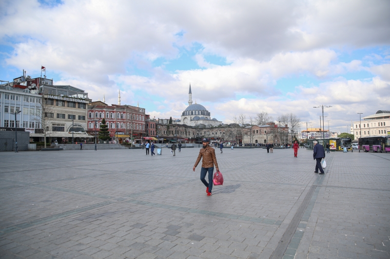 <p>ok az sayda turist, maske ve eldiven takarak gezilerini srdrrken, meydana kan sokak ve caddelerde de trafik younluunun olduka az olduu grld</p>