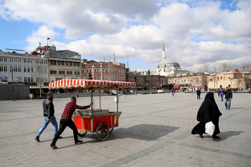 <p>Taksim stiklal Caddesi ve Taksim Meydan da ileri Bakanl genelgesi uyarnca ok sayda iletmenin almamas nedeniyle bo kald. </p>