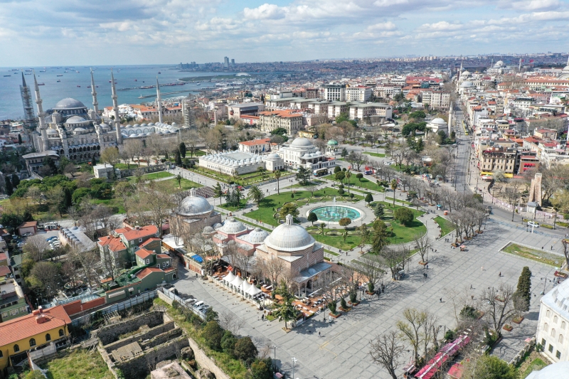 <p>ultanahmet Camisi ve Ayasofya'y ierisinde barndran tarihi meydan, hem baz lkelerle uularn durdurulmas hem de alnan tedbirler kapsamnda sakinliini korudu</p>