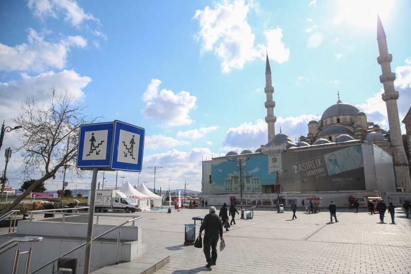 <p>Turizm ii yapan Engin Karagl de 35 yldr Sultanahmet Meydan'nda bulunduunu belirterek, tarihi yeri hi bu kadar sakin grmediini dile getirdi.<br></p>