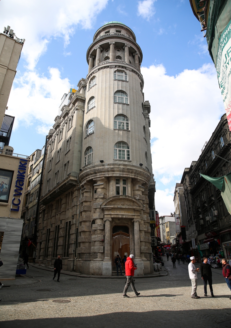 <p> stiklal Caddesi giriinde dnerci dkkan ileten Hayri Ta, 30 yldr ayn yerde altn ve alan daha nce bu kadar sakin grmediini ifade etti.</p>