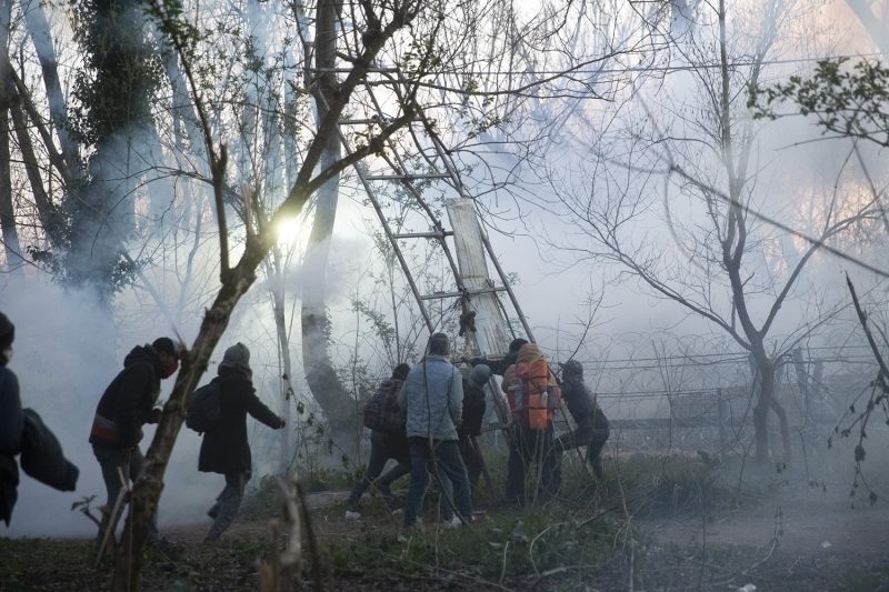 <p>Avrupa'ya geçmek için sınırda bekleyen sığınmacılara Yunanistan yine gaz bombalarıyla saldırdı.</p>