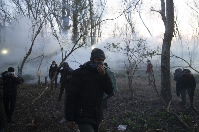 <p>Pazarkule-Kastanies sınır kapıları arasındaki tampon bölgede sığınmacıların beklediği alana Yunanistan sınır güçleri yoğun biber ve göz yaşartıcı gaz bombalarıyla müdahale etti.</p>
