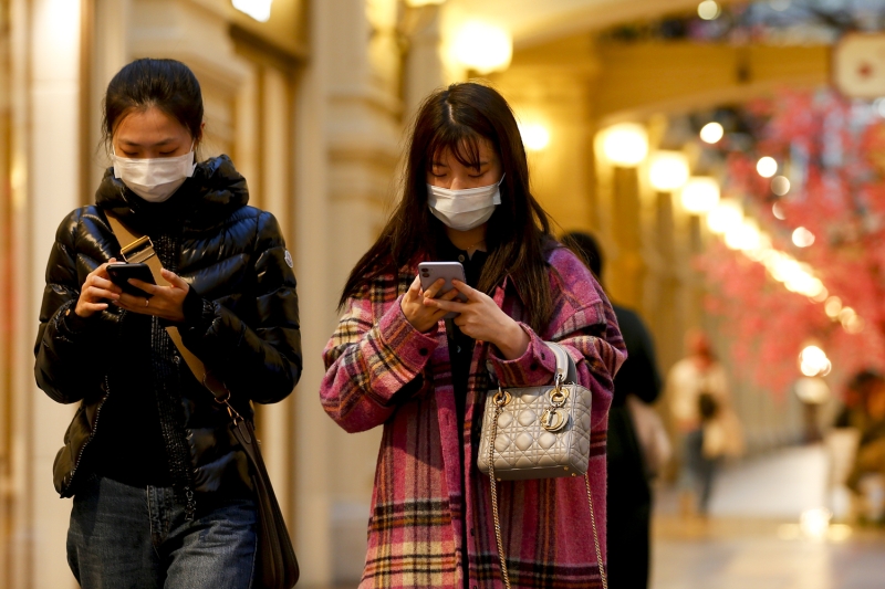 <p>Başkent Moskova’da cadde ve sokağa çıkan vatandaşlar ise maske kullanımını sürdürdü. Kentin önemli cadde ve sokaklarında, tarihi Kızıl Meydan’da sessizlik hakim oldu.</p>