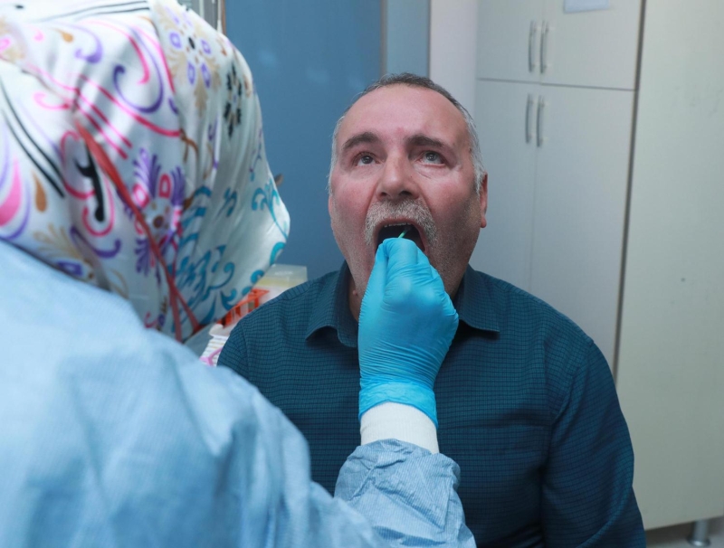 <p>Sağlık Bakanı Fahrettin Koca'nın, TBMM'de, hızlı sonuç veren antijenden geliştirilmiş tanı kitinin Türkiye genelinde tüm illere dağıtılma kararı alındığını açıklamasının ardından, 15 dakikada sonuç alınabilen tanı kiti temin edildi. </p>