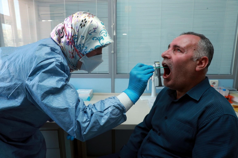 <p> Söz konusu kitler, Halk Sağlığı Genel Müdürlüğü Viroloji Laboratuvarında tanıtıldı. Mikrobiyoloji Uzmanı Dr. Yasemin Coşkun, daha fazla kişiye test yapılarak izolasyonun sağlanabilmesi için hızlı tanı kitinde, yerli tanı kitinde olduğu gibi ağız ya da burun mukozasından alınan sürüntü örneğinin incelendiğini belirtti.</p>