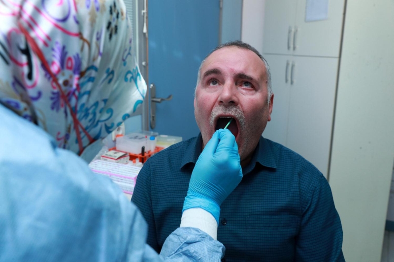 <p>Yeni koronavirüs tanısında, 60-90 dakika içinde kapsamlı sonuç alınmasına olanak tanıyan yerli tanı kitinin yanı sıra 15 dakikada sonuç verebilen hızlı tanı kiti de kullanılacak.</p>