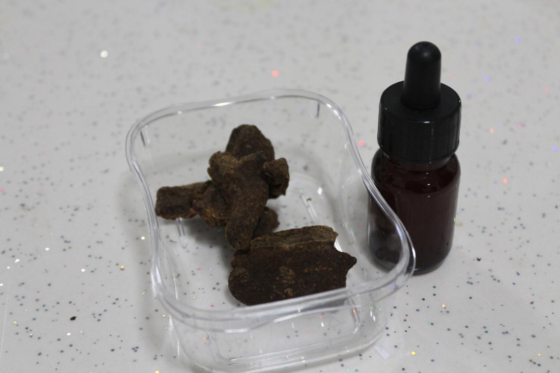 <p>Türkiye'de az miktarda üretilen gerçek propolis ise yok satıyor.</p>