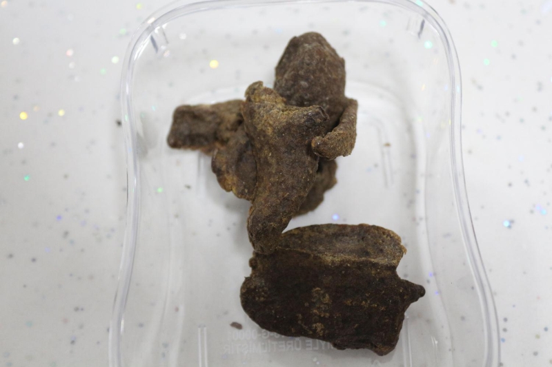 <p>Türkiye'de az miktarda üretilen gerçek propolis ise yok satıyor.</p>