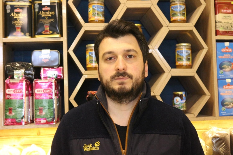 <p>'Kullanırken suyun içerisine koymamak lazım. Suda hemen ayrışmaya başlıyor, bu suyu içtiğiniz zaman herhangi bir fayda sağlaması mümkün değil. Arıcılar olarak önerimiz balın üzerine koymaları ya da bir ekmek dilimi üzerine damlatılarak tüketilmesidir. Vatandaşlara tavsiyemiz bildikleri güvendikleri yerlerden propolis alsınlar. Sahte ürünlerle karşılaşabileceği gibi yüzde 30 standarda sahip olması gerekirken ürünlerin yüzdelik değerinin ne olduğu bile bilinmiyor. Yüzdeliği 10-20’lik yapanlar var, bunun insan sağlığına faydası ne kadardır tartışılır. Propolis fiyatında piyasada inanılmaz dalgalanmalar var. Normalde fiyatı 20 mililitresi 60-70 lira arasında olmalı. Daha ucuzsa içindeki propolis oranı daha düşük demektir. Bir kovandan yılda, kazıma tekniğiyle, kurulan özel tuzaklarla 200 gram civarında propolis alabiliyoruz. İşlemlerden geçtikten sonra propolis litresi 6- 7 bin liradan alıcı buluyor” ifadelerini kullandı.</p><p>'PROPOLİS BİZİ KORUYOR'</p><p>Bal üreticisi Mustafa Memoğlu, propolisin antibiyotik olduğunun uzmanlar tarafından ifade edildiğini belirterek, 'Arı, kovanını soğuklardan korunmak, içeriye başka haşerelerin girmesinin önüne geçmek için kovanında gördüğü boşlukları propolisle kaplıyor. Arının kovanı korumak için yaptığı bu propolisi şimdi biz kullanarak vücudumuzu koruyoruz. Aslında propolisi toplayabilmek için havalar soğuk olduğundan mevsim biraz erken. Biz gelen taleplerden dolayı mecbur kalarak kovanlarımızı açıyoruz ve propolis topluyoruz. Dünyanın karşı karşıya kaldığı bir virüs var ve bu virüs ile mücadeleye propolisin antibiyotik özelliği ile katkı vermek için propolisleri talep edenlere ulaştırıyoruz. Propolisler işlendikten sonra yenebilir hale geliyor ve tüketiciyle buluşuyor. Bizim tavsiyemiz propolisleri güvendikleri yerlerden almaları, çünkü her işin bir sahteciliği olduğu için propoliste de bu durumlarla karşı karşıya kalabiliyoruz' dedi.</p>