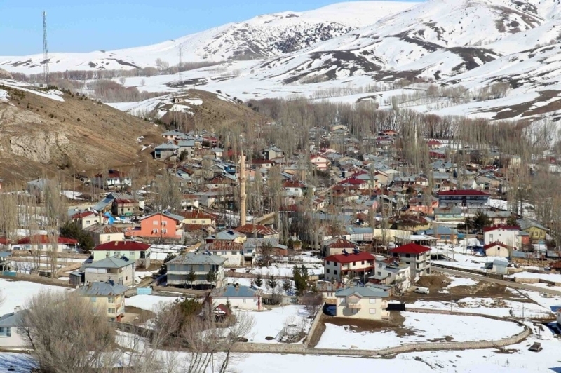 <p>'Gün yüzüne çıkarılsın'</p><p>Batur, kalenin gün yüzüne çıkartılıp tünelin de araştırılması gerektiğini belirtip, “Bu tünelden av tazısını bırakmışlar 1 kilometre öteden çıkmış. Bunu çok söyler büyüklerimiz. İkincisi bunun içini temizlemeye çalışmış büyüklerimiz. Öğlene kadar çalışmışlar. 2 tane alt kısımda demir kapıya rastlamışlar, sevinmişler. Öğle yemeğini yemeye gidelim demişler tekrar gelmişler... </p>