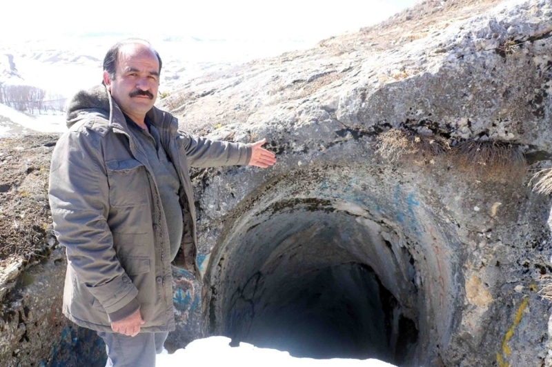 <p>Neden açıldığı bilinmiyor</p><p><br></p><p>Kümbet Köyü Muhtarı Bedrettin Batur, kalenin sit alanı olduğunu ifade ederek, “Bin 627 metre yüksekliğindeki kalenin zirvesindeyiz. Ben 45 yaşındayım. Çocukluk yaşımdan bugüne kadar ben bu bölgede yaşadım. Bu yerleşim yerinde önceleri insanlar yaşamış. Ama bu insanlar hangi ırka mensup bilmiş biri değilim. Bu tünelin 62 basamaklık kısmı günümüze ulaştı. Dik bir şekilde yer altına iniyor. Tavanı kavisli. Ne zaman ve ne amaçla yapıldığı tam olarak bilinmiyor. Kalenin ise Hititler zamanından kaldığı söyleniyor” dedi.</p>