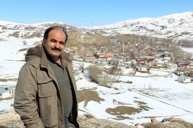 <p>Su dolmuş. Burada su vakası ciddi manada söyleniyor. Ama iklim şartlarından dolayı üst kısımdan mı alıyor veyahut da tabandan mı çıkıyor bilinmiyor. Muhtemelen bu su tabandan çıkıyor. Çok önemli bir nokta olarak burayı kullanmışlar. Bura zaten SİT alanı. Burada herhangi bir çalışma yoktur. Biz yine duyarız. Benim gözümün görmüş olduğu bir şey değil. Burada bazı kıymetli bir şeyler bulunmuş, bulmuşlar... </p>