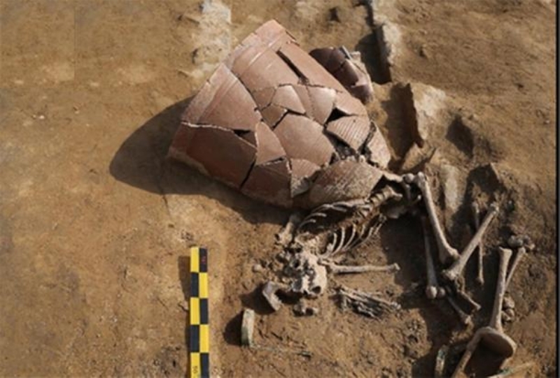 O d�nem Kaifeng, d�nyan�n en b�y�k �ehirlerinden biriydi ve birka� kez �in Hanedan�'na ba�kentlik yapt�. �ehir, ge�ti�imiz bin y�l boyunca Sar� Nehir taraf�ndan yakla��k 40 kez sular alt�nda kald�, ancak 1642'deki olay �ehrin sakinlerinin neredeyse tamam�n� yok edecek kadar g��l�yd�.