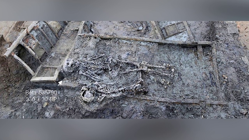  Tufan�n deh�et verici boyutta olmas�n�n sebebinin, Kaifeng'in duvarlar�n�n k�smen ��kmesi ve suyun �ehirdeki insanlar� adeta tuza�a d���rmesi oldu�u d���n�l�yor.