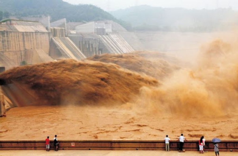 �EH�R, B�R SU KAPANI OLDU <br> Ara�t�rmada, �ehrin surlar�n�n bir taraftan s�rekli �ehre dolan suyun ��kmas�n� engelledi�ini ve suyun �ehirde birikti�i ifade edildi. 