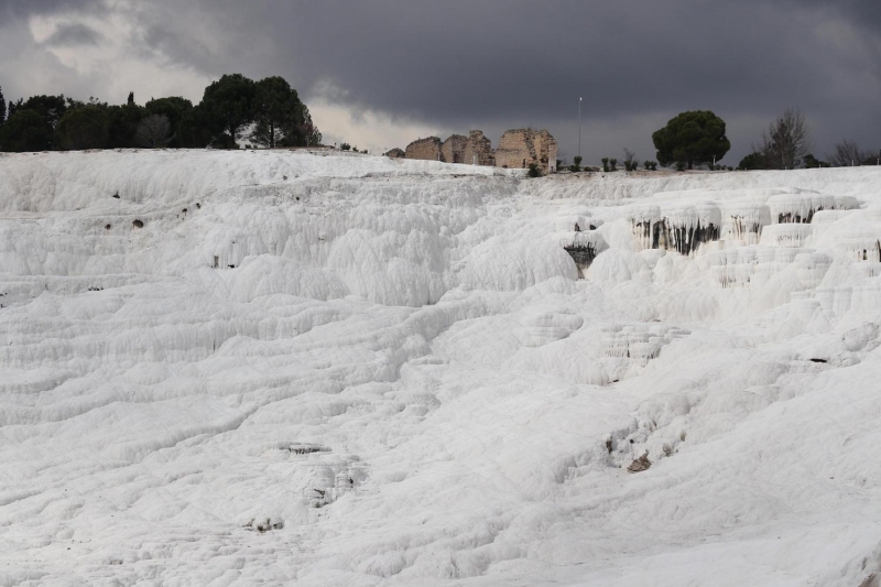 <p>'Uzun yıllardır Denizli'de yaşıyorum. Pamukkale'yi bu şekilde ilk kez görüyorum. Normalde buralar çok kalabalık olur. Koronavirüse karşı önlem alınması çok iyi oldu. 'Evde kal' çağrısına uyuyoruz. 10 dakika yürüyüş yapıp, hava almak için buraya geldik. Tekrar eve döneceğiz' dedi</p>