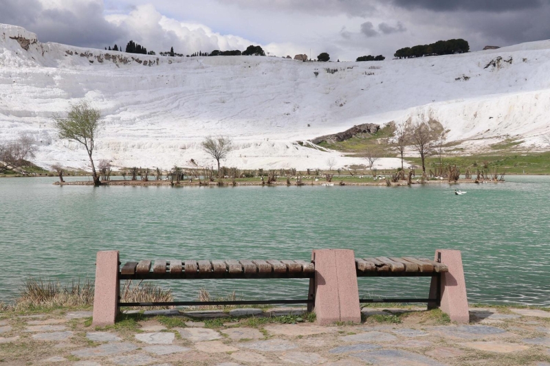 <p>Bazı kişilerin ise Pamukkale'nin yanındaki göletin çevresinde yürüyüş yaptığı görüldü. Bölgede birçok otelde turist olmadığı için hizmetleri durdurma kararı alındı. </p>