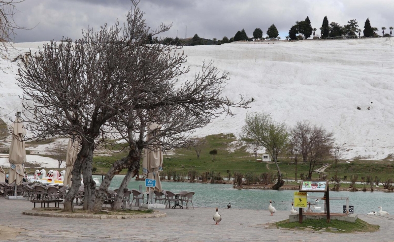 <p>Travertenlerin boş kaldığı Pamukkale'deki işlek cadde ve sokaklar da kimse görülmedi.</p>