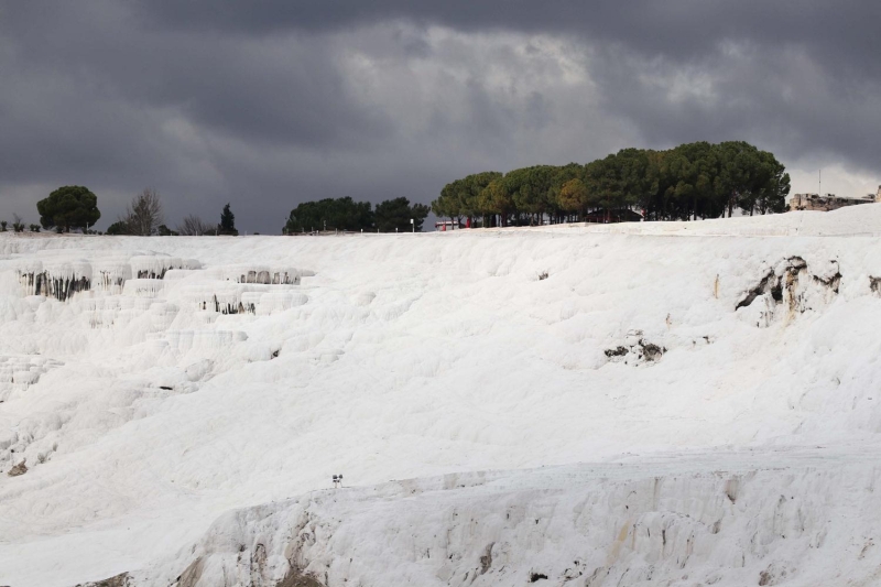 <p> 'Koronavirüs nedeniyle ziyarete kapanmasının ardından Pamukkale, hayalet ilçeye döndü. Etrafta kimse yok. Esnaf iş yapamaz durumda. Bugün sadece 1 müşteri geldi. Bu yaz sezonu bizim için kötü geçecek gibi görünüyor' diye konuştu.</p>