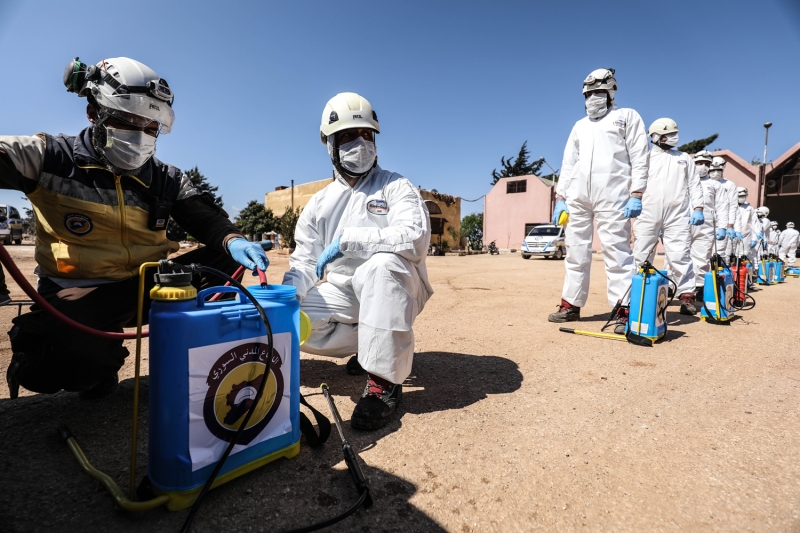 <p>Sivil Savunma g�n�ll�s� Firas Halife AA muhabirine yapt��� a��klamada, okul, kre�, cami ve �niversitelerde s�z konusu �al��malar� s�rd�rd�klerini ifade etti.</p>