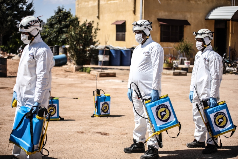 <p>�dlib kent merkezindeki en canl� noktalardan saat kulesi kav�a��, 30. cadde, Kusur ile Cela caddelerinde geni� �apl� dezenfeksiyon yap�l�yor.</p>