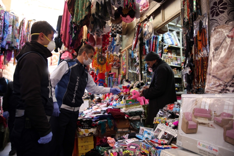 <p>Ekipler sokak, park ve bahelere kan ok sayda kiiyi uygulama hakknda bilgilendirilip, kstlamaya uymayan vatandalar arala evlerine brakt.</p>