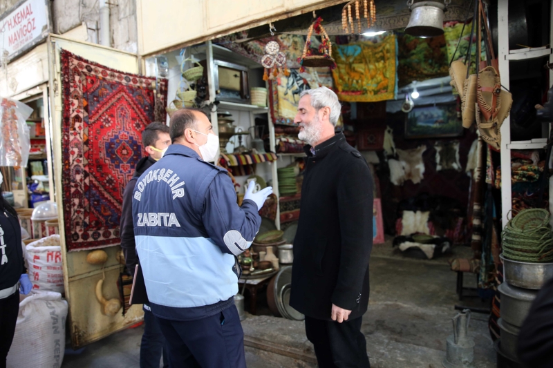 <p>Kzltepe ilesinde Baak FM radyosu ile zabta ve polis aralarndan 3 dilde yaplan anonslarda, vatandalardan zorunlu olmadka evlerinden kmamas istendi.</p>