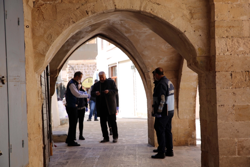 <p>Ekipler, koronavirsn yaylmasn engellemek amacyla lokantalar, restoran, pastane ve benzeri i yerlerinde de denetim yaparken, Salk leri Daire Bakanlna bal ekipler ise, vatandalarn youn olduu yerlerde dezenfeksiyon almalarna devam ediyor.</p>