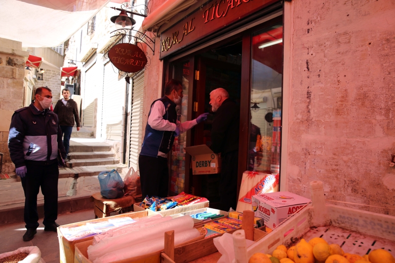 <p>Vatandalarn bir arada bulunmamas amacyla 15 Temmuz Demokrasi ve ehitler Park'ndaki banklar kaldrld, masalara erit ekilerek piknik yaplmamas uyarsnda bulunuldu.</p>