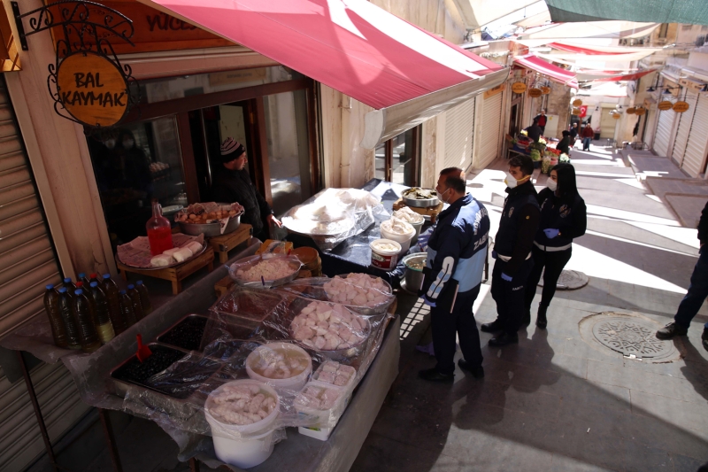 <p>te yandan, Mardin Tarm ve Orman l Mdrl ekipleri de gda sat yapan i yerlerinde alanlar, dikkat etmeleri gereken konularla ilgili bilgilendirdi.</p>